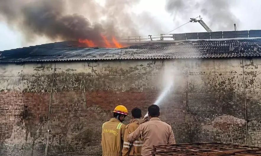 कोचिंग सेंटर के बाद लखनऊ के कोल्ड स्टोरेज में लगी भीषण आग, रेस्क्यू ऑपरेशन जारी