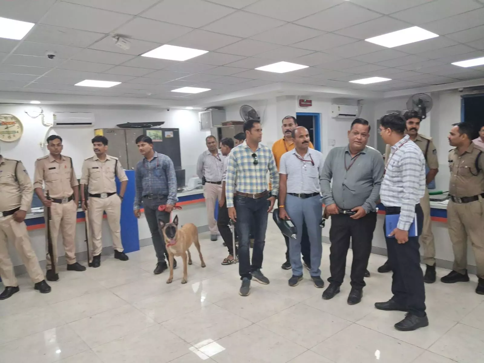 बैंक का कर्जदार दो दिन से बैंक के अंदर घुसकर कर रहा था लॉकर तोड़ने का प्रयास बैंक का कर्जदार दो दिन से बैंक के अंदर घुसकर कर रहा था लॉकर तोड़ने का प्रयास