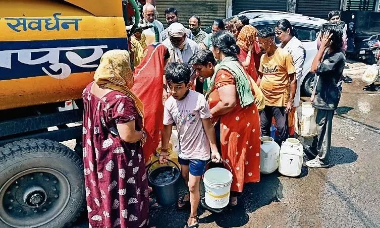 बूंद-बूंद पानी को तरस रहा शहर, बोरिंग का वाटर लेवल भी गिर रहा