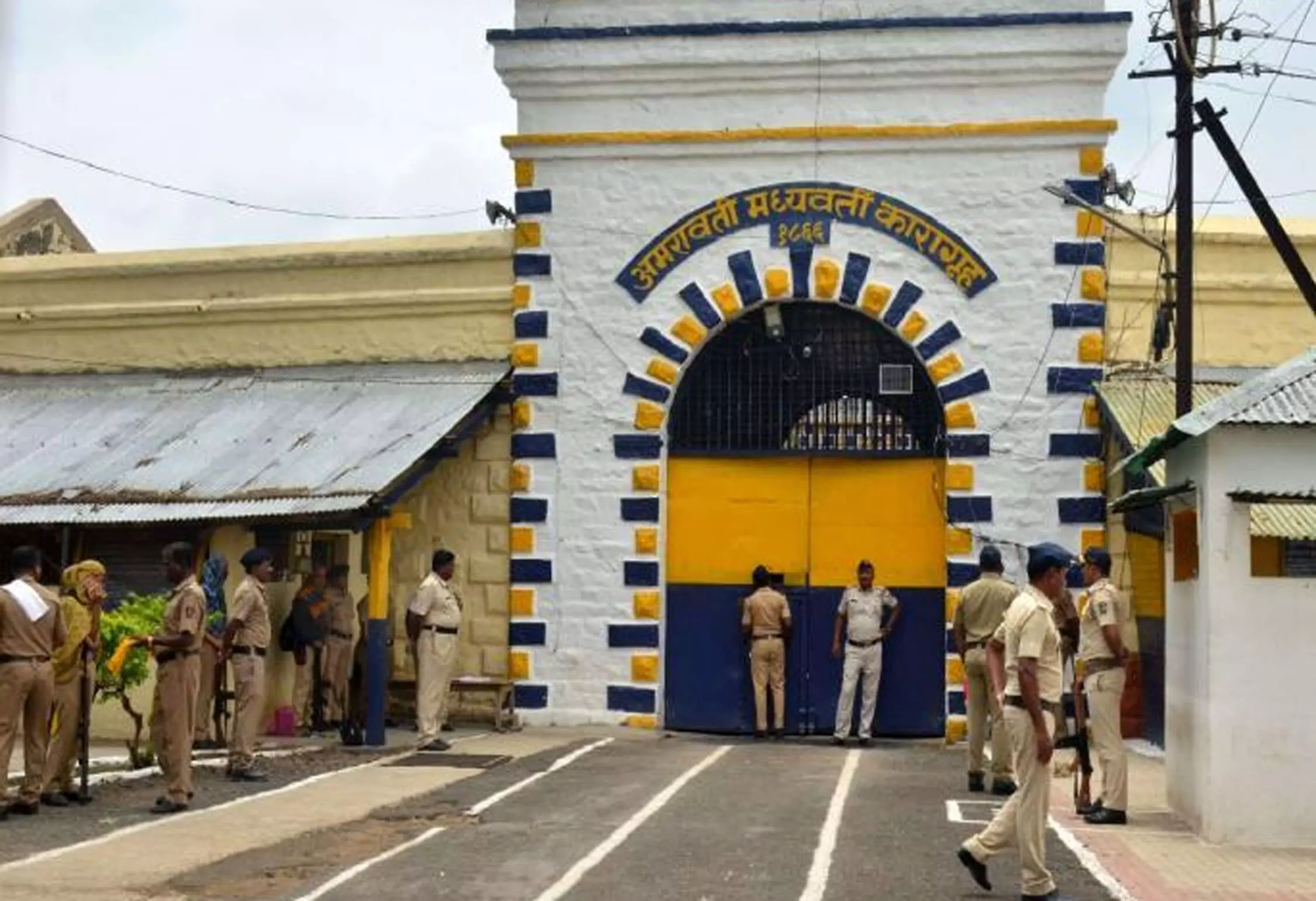 अमरावती जेल में क्षमता से ज्यादा कैदी , स्टाफ की कमी और सुरक्षा व्यवस्था पर किया गया मंथन अमरावती जेल में क्षमता से ज्यादा कैदी , स्टाफ की कमी और सुरक्षा व्यवस्था पर किया गया मंथन