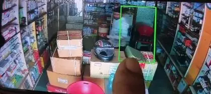 आईसीआईसीआई बैंक के सामने स्थित मेडिकल स्टोर में दिन-दहाड़े हुई चोरी, दुकान के अंदर लगे सीसीटीव्ही में कैद हुई चोरी की पूरी वारदात