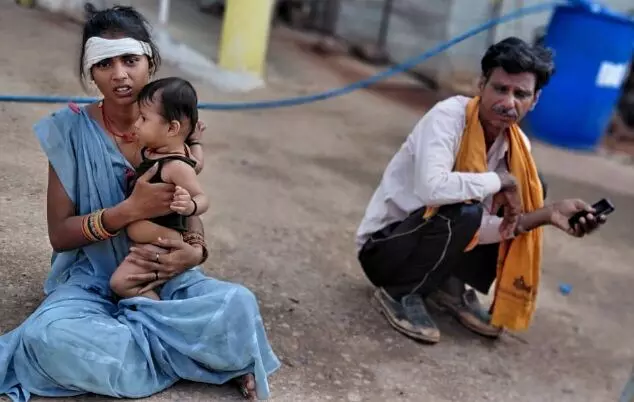 छ: माह के मासूम को लेकर मां पहुंची थाने, बोली साहब पति मारपीट करता है