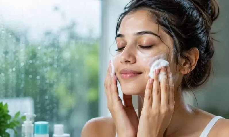 मानसून में बढ़ रहे हैं पिंपल्स? इन आसान टिप्स से अपनी स्किन को बनाएं फ्लॉलेस, सब पूछेंगे ग्लो का राज