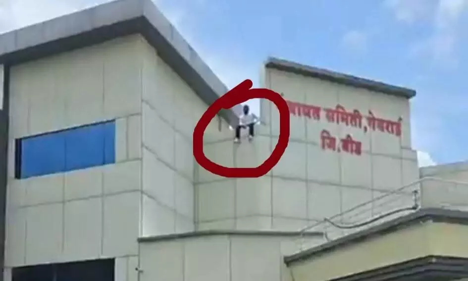 मनरेगा में भ्रष्टाचार के खिलाफ पंचायत समिति कार्यालय की इमारत पर चढ़कर अनोखा प्रदर्शन मनरेगा में भ्रष्टाचार के खिलाफ पंचायत समिति कार्यालय की इमारत पर चढ़कर अनोखा प्रदर्शन