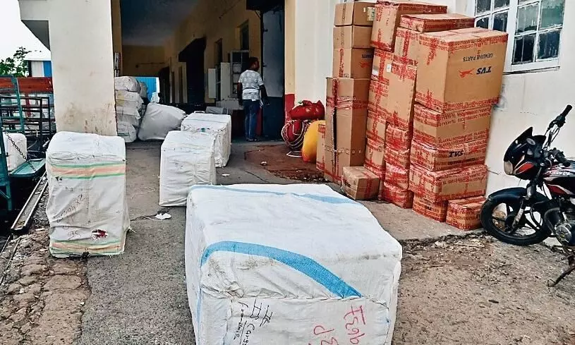 पार्सल में पता कहीं का डिलीवरी कहीं और, गायब हो रहे सामान