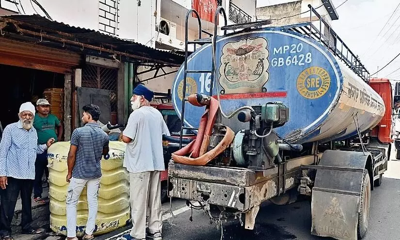 कहीं मोटर पंप जले पड़े तो कहीं लाइन में फंसा कचरा, बूंद-बूंद पानी के लिए तरस रहे लोग