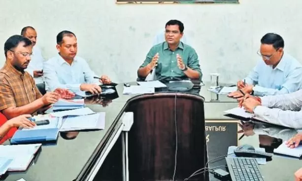 चैम्बर से सिर्फ आदेश न दें, फील्ड पर भी उतरें