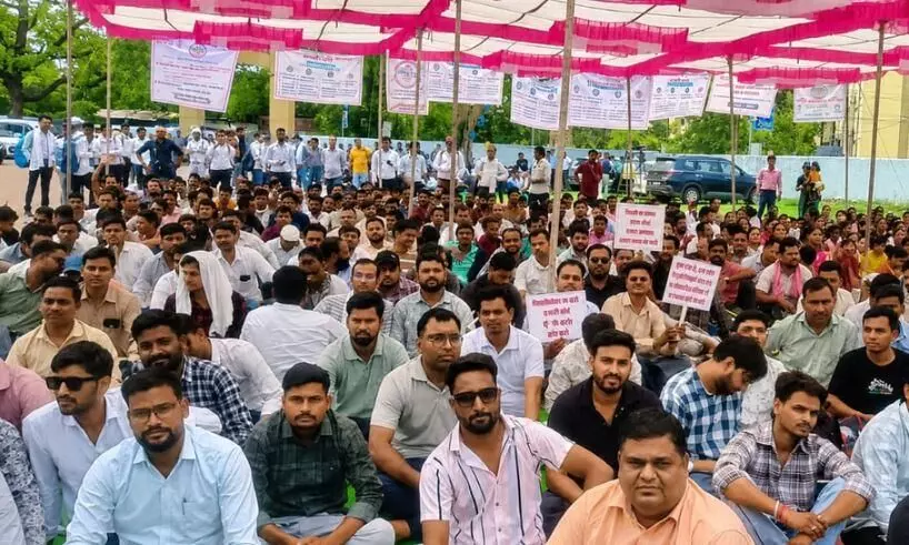 छात्रों का भविष्य बनाने वाले व्यावसायिक प्रशिक्षकों का भविष्य अधर में, 10 साल से 20 हजार में कर रहे प्रशिक्षण छात्रों का भविष्य बनाने वाले व्यावसायिक प्रशिक्षकों का भविष्य अधर में, 10 साल से 20 हजार में कर रहे प्रशिक्षण