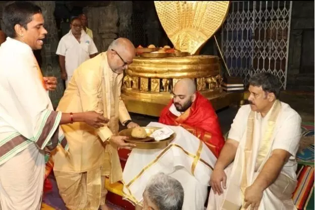 अनंत अंबानी ने टीटीडी को 25 इलेक्ट्रिक बसें दान कीं, तिरुमला के बढ़ते ईवी बेड़े को मिला बड़ा बल अनंत अंबानी ने टीटीडी को 25 इलेक्ट्रिक बसें दान कीं, तिरुमला के बढ़ते ईवी बेड़े को मिला बड़ा बल