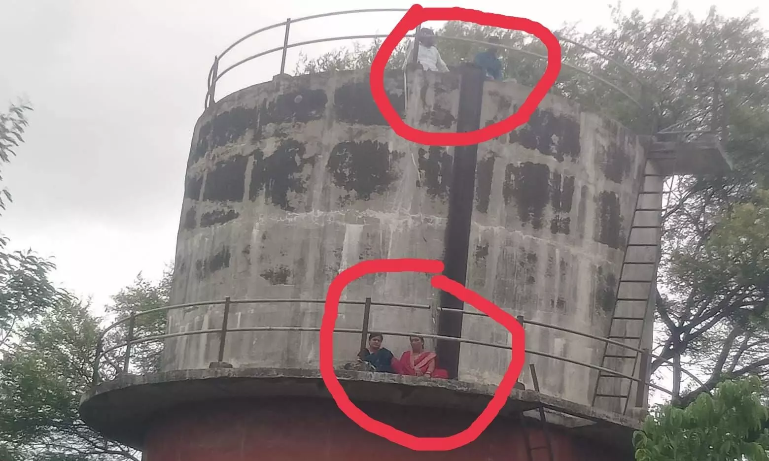 सांसद पुत्र की गिरफ्तारी की मांग को लेकर पानी की टंकी पर चढ़े परिजन सांसद पुत्र की गिरफ्तारी की मांग को लेकर पानी की टंकी पर चढ़े परिजन