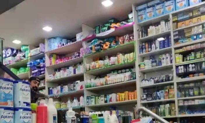 स्वास्थ्य विभाग के निर्देश हवा-हवाई, बिना डाक्टर पर्ची बिक रही कफ सिरप स्वास्थ्य विभाग के निर्देश हवा-हवाई, बिना डाक्टर पर्ची बिक रही कफ सिरप