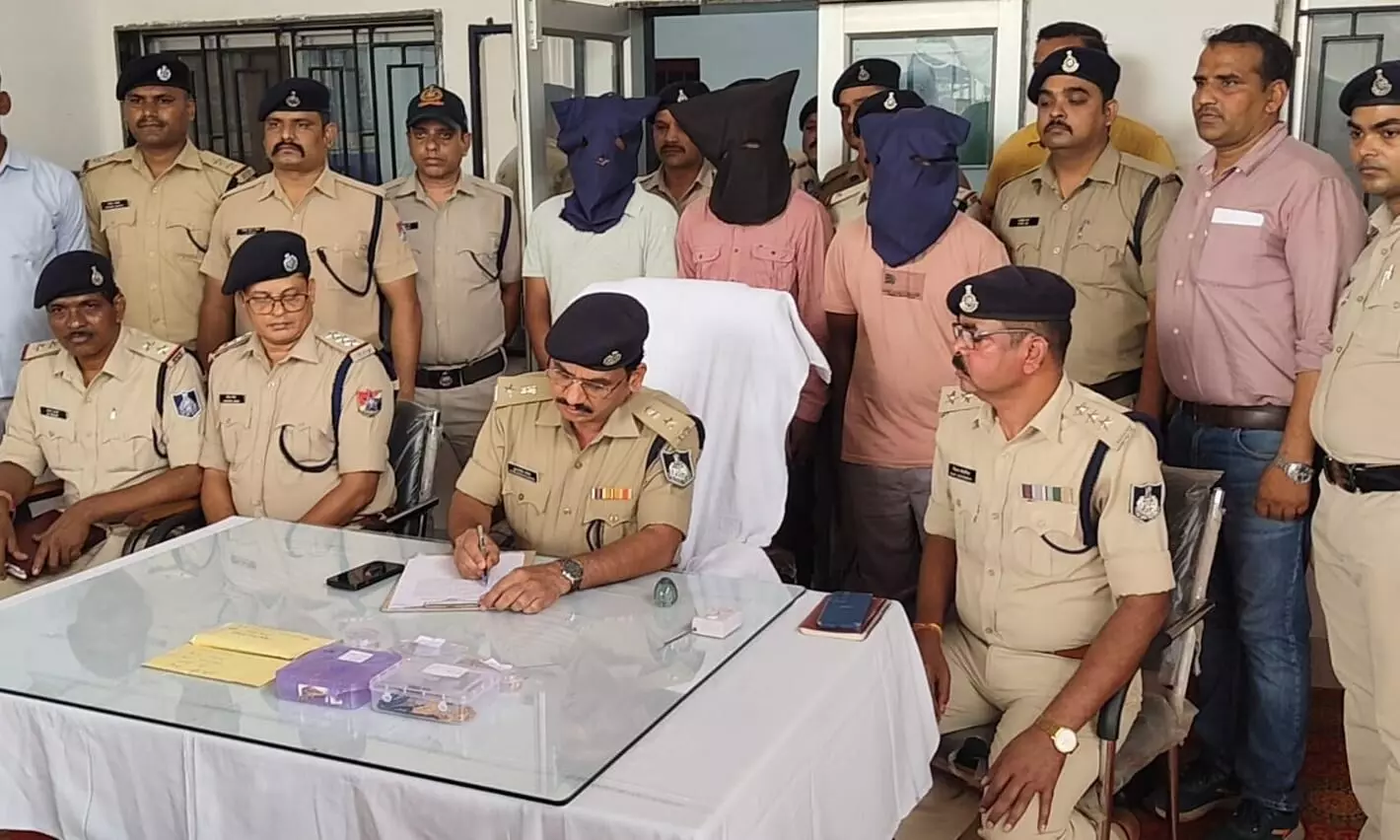 राज्य स्तरीय चोर गिरोह के सदस्य गिरफ्तार, 10 लाख से अधिक का सामान बरामद राज्य स्तरीय चोर गिरोह के सदस्य गिरफ्तार, 10 लाख से अधिक का सामान बरामद