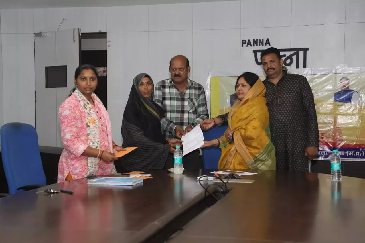 संबल योजना के हितग्राहियों को मिली अनुग्रह सहायता राशि संबल योजना के हितग्राहियों को मिली अनुग्रह सहायता राशि