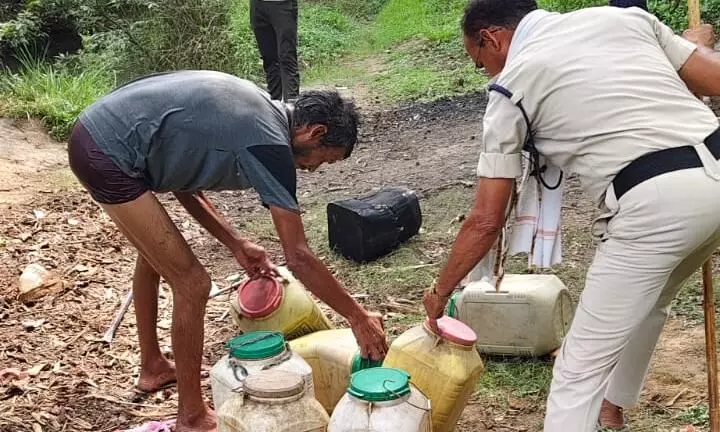 नदी के किनारे मिला कच्ची शराब बनाने का जखीरा, पुलिस ने नष्ट किया 10 क्विंटल से ज्यादा महुआ लाहन नदी के किनारे मिला कच्ची शराब बनाने का जखीरा, पुलिस ने नष्ट किया 10 क्विंटल से ज्यादा महुआ लाहन