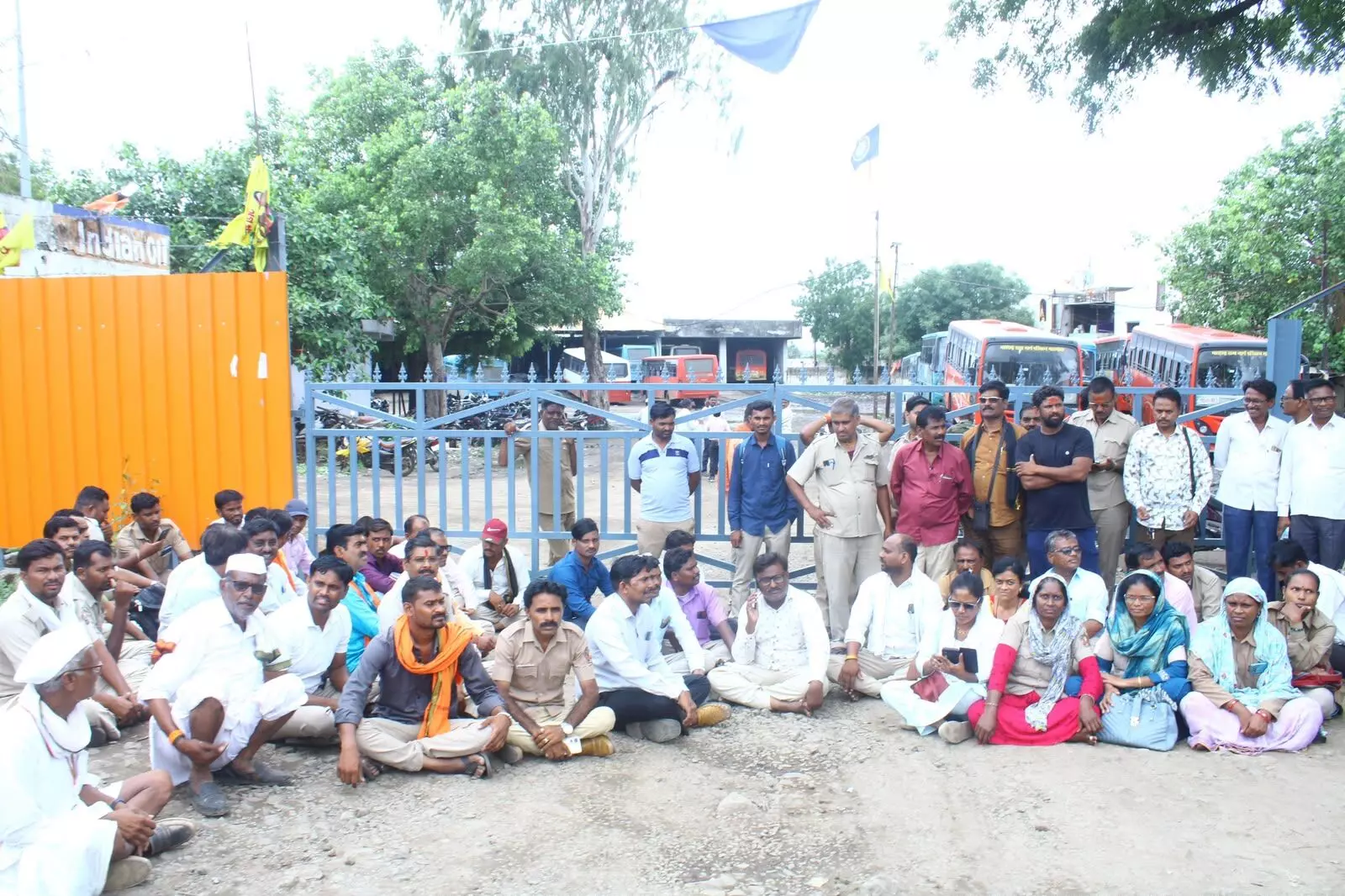 यात्री ने साथियों के साथ एसटी बस कंडक्टर पर किया जानलेवा हमला, टिकट को लेकर हुआ था विवाद यात्री ने साथियों के साथ एसटी बस कंडक्टर पर किया जानलेवा हमला, टिकट को लेकर हुआ था विवाद