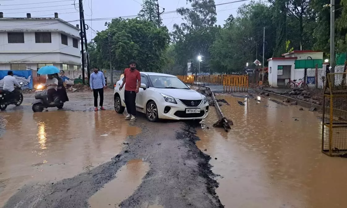 सुस्त रफ्तार और मनमानी से परेशान नागरिक सुस्त रफ्तार और मनमानी से परेशान नागरिक
