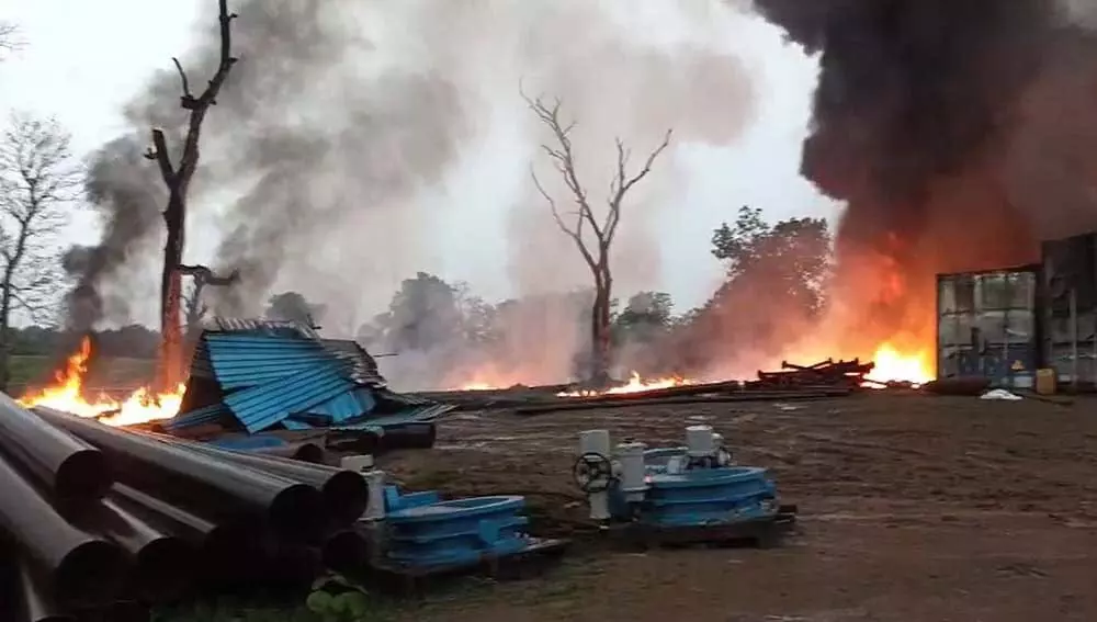 माइक्रो इरिगेशन परियोजना के प्लांट में भीषण आग, करोड़ों की सामग्री खाक, पुलिस ने शुरू की गहन जांच माइक्रो इरिगेशन परियोजना के प्लांट में भीषण आग, करोड़ों की सामग्री खाक, पुलिस ने शुरू की गहन जांच