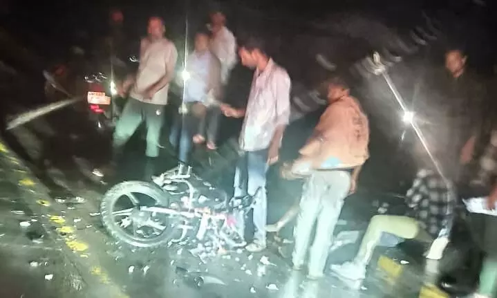 नेशनल हाईवे-30 पर खड़े पिकअप वाहन से टकराई बाइक, एक युवक की मौत, दूसरा गंभीर घायल नेशनल हाईवे-30 पर खड़े पिकअप वाहन से टकराई बाइक, एक युवक की मौत, दूसरा गंभीर घायल