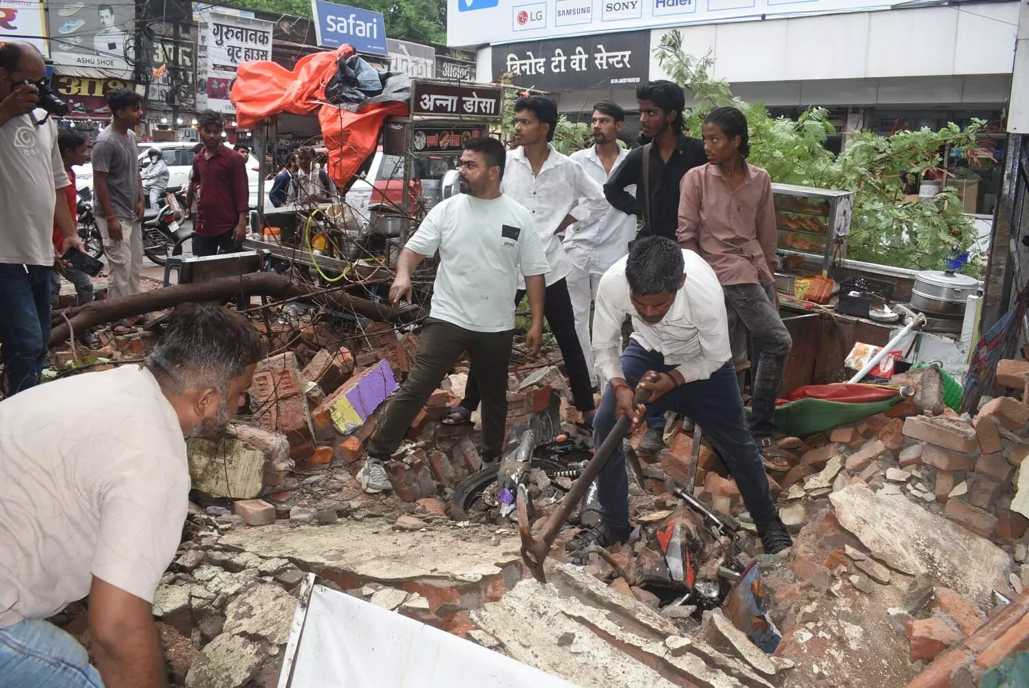 एमएलबी स्कूल की जर्जर दीवार के गिरने से ३ छात्राओं समेत ४ जख्मी, ३ वाहन भी क्षतिग्रस्त, एक की हालत गंभीर एमएलबी स्कूल की जर्जर दीवार के गिरने से ३ छात्राओं समेत ४ जख्मी, ३ वाहन भी क्षतिग्रस्त, एक की हालत गंभीर