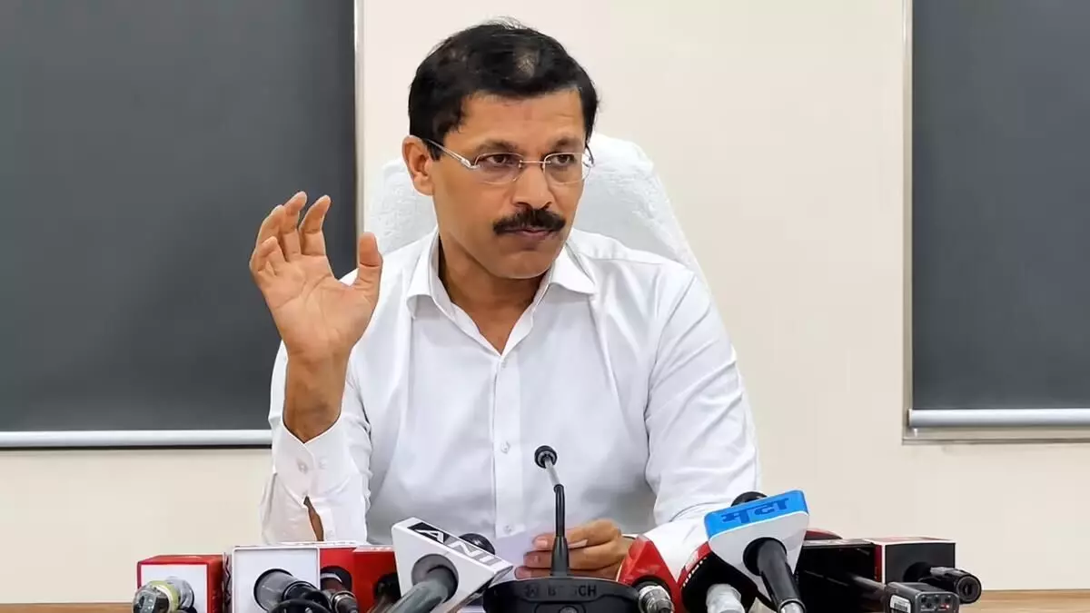 मुंढे की नई पारी के संकेत, रेशीमबाग के मंच से बढ़ीं राजनीतिक भविष्य की चर्चाएं मुंढे की नई पारी के संकेत, रेशीमबाग के मंच से बढ़ीं राजनीतिक भविष्य की चर्चाएं