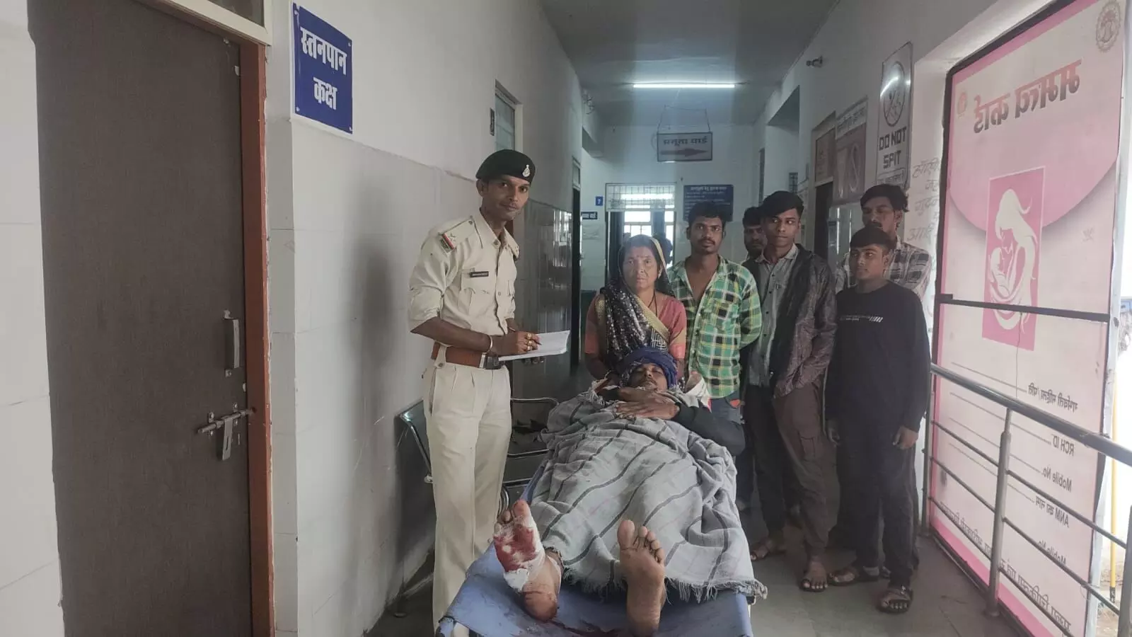 पैर छूते ही आक्रामक हुआ हाथी, दो युवक घायल, महावत दल ने कहा- शराब के नशे में थे युवक पैर छूते ही आक्रामक हुआ हाथी, दो युवक घायल, महावत दल ने कहा- शराब के नशे में थे युवक