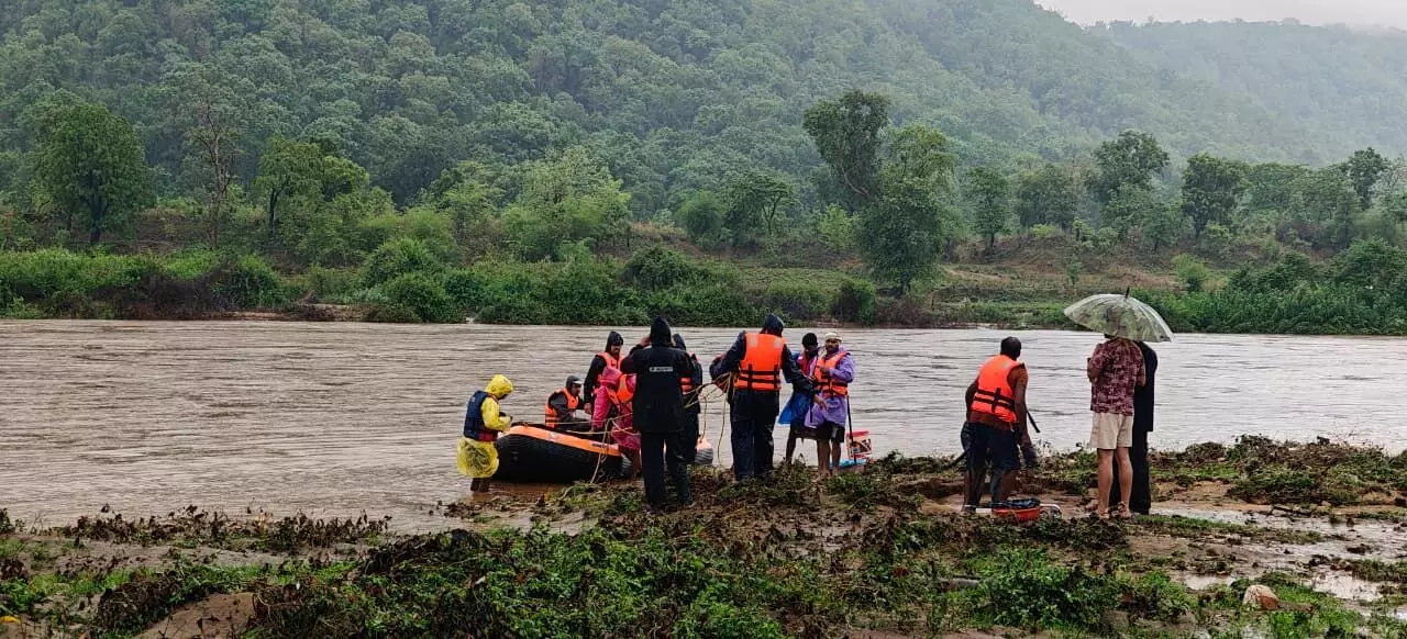 बाढ़ में फंसे 16 ग्रामीणों की बची जान, पुलिस-एसडीआरएफ का सफल रेस्क्यू ऑपरेशन बाढ़ में फंसे 16 ग्रामीणों की बची जान, पुलिस-एसडीआरएफ का सफल रेस्क्यू ऑपरेशन