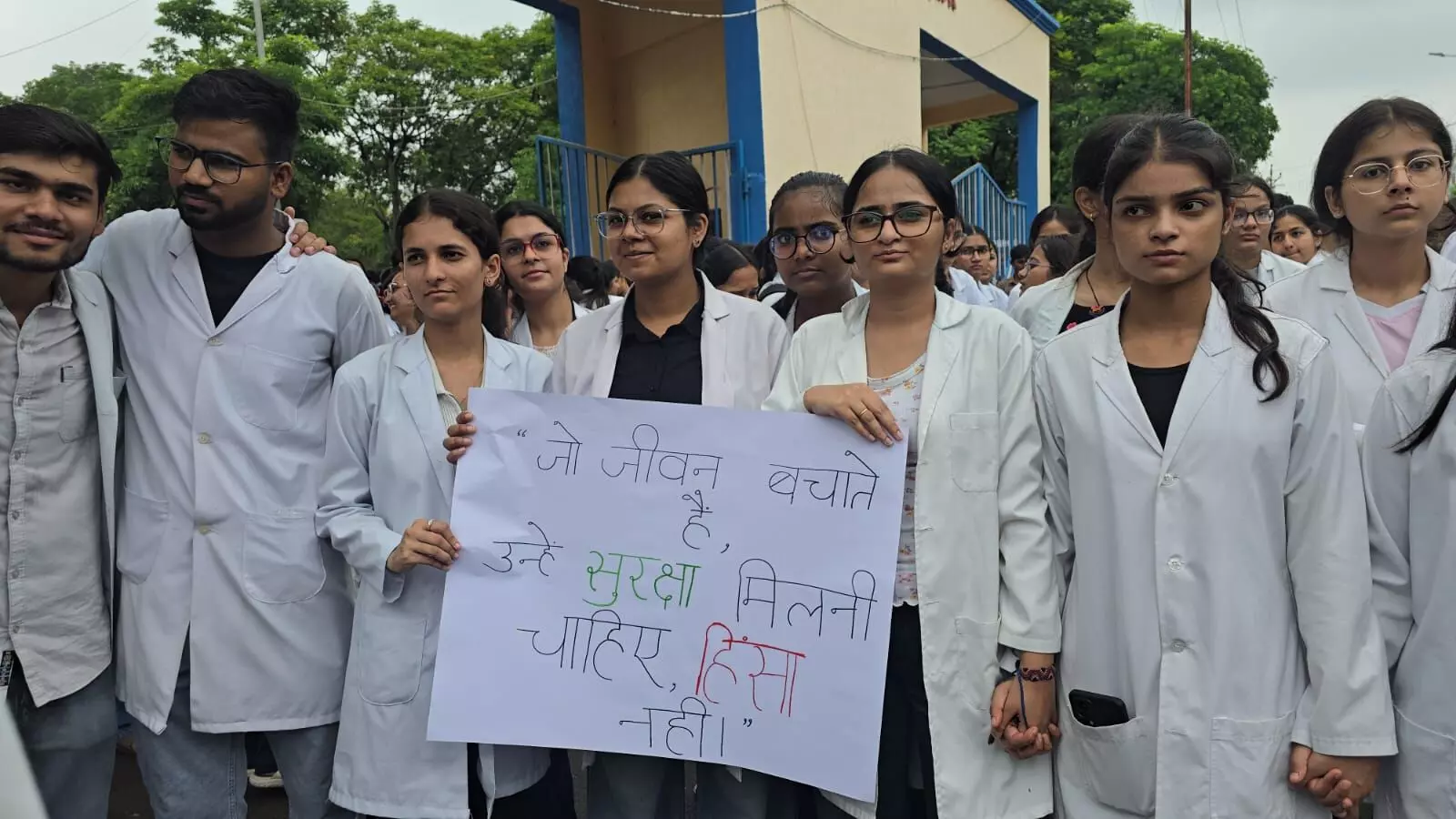 मेडिकल कॉलेज स्टाफ बोला- गोली मारने की धमकी दी थी, डॉक्टर बोले- खतरे में हमारी जान मेडिकल कॉलेज स्टाफ बोला- गोली मारने की धमकी दी थी, डॉक्टर बोले- खतरे में हमारी जान