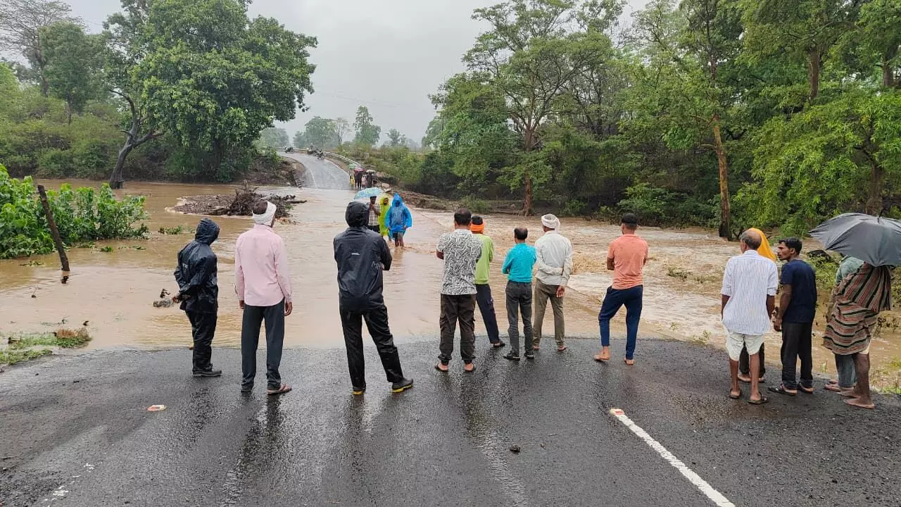 कान्हा टाइगर रिजर्व के मार्ग पर क्षतिग्रस्त पुलिया के कारण चार पहिया वाहनों का आवागमन प्रतिबंधित कान्हा टाइगर रिजर्व के मार्ग पर क्षतिग्रस्त पुलिया के कारण चार पहिया वाहनों का आवागमन प्रतिबंधित