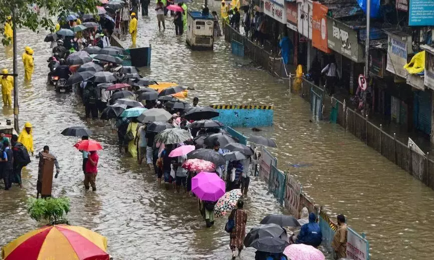 मुंबई में भारी बारिश से लोगों का हाल बेहाल, आईएमडी ने रेड अलर्ट किया जारी मुंबई में भारी बारिश से लोगों का हाल बेहाल, आईएमडी ने रेड अलर्ट किया जारी