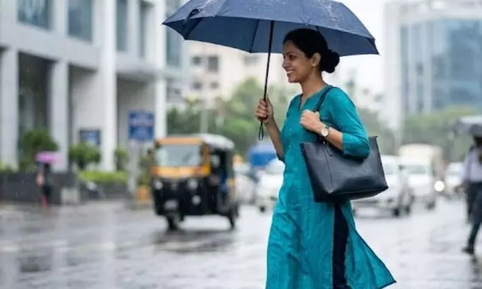 रोज जाते हैं ऑफिस लेकिन बारिश में हो रही है परेशानी, तो इन टिप्स को जरूर करें फॉलो रोज जाते हैं ऑफिस लेकिन बारिश में हो रही है परेशानी, तो इन टिप्स को जरूर करें फॉलो
