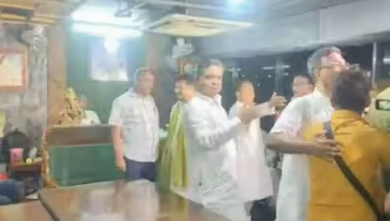 TMC ऑफिस पर बागी गुट ने किया कब्जा! BJP ने ली चुटकी, कहा - तृणमूल बंगाल में इतिहास हुई, सिर्फ भतीजा उनके साथ TMC ऑफिस पर बागी गुट ने किया कब्जा! BJP ने ली चुटकी, कहा - तृणमूल बंगाल में इतिहास हुई, सिर्फ भतीजा उनके साथ