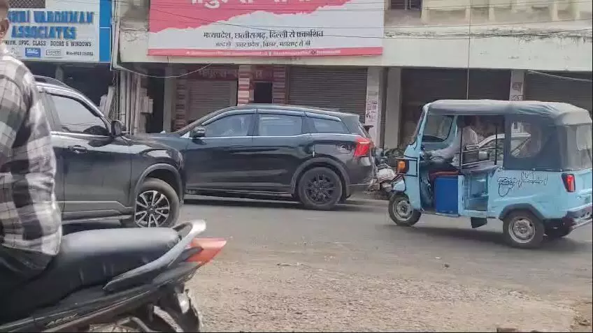 जगह-जगह नजर आए नियम तोड़ते वाहन, यातायात पुलिस व आरटीओ के जिम्मेदारों को नहीं दिख रही ये मनमानी जगह-जगह नजर आए नियम तोड़ते वाहन, यातायात पुलिस व आरटीओ के जिम्मेदारों को नहीं दिख रही ये मनमानी