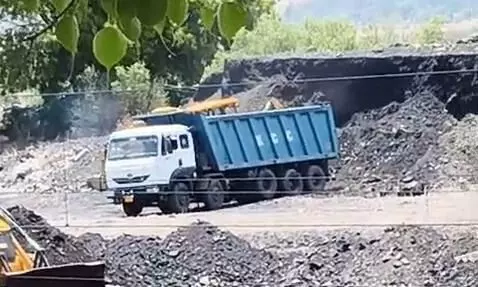 रास्ते में उतारा जा रहा कोयला, डंपरों से सीधे ट्रैक्टर ट्राली और ऑटो में कर रहे अनलोड, प्रत्येक डंपर से १ से डेढ़ मीट्रिक टन कोयला रास्ते में उतारा जा रहा कोयला, डंपरों से सीधे ट्रैक्टर ट्राली और ऑटो में कर रहे अनलोड, प्रत्येक डंपर से १ से डेढ़ मीट्रिक टन कोयला