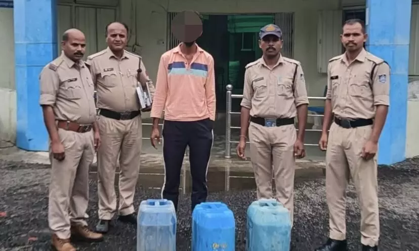 ट्रक से डीजल चोरी का फरार आरोपी गिरफ्तार, 72 लीटर चोरी का डीजल बरामद ट्रक से डीजल चोरी का फरार आरोपी गिरफ्तार, 72 लीटर चोरी का डीजल बरामद
