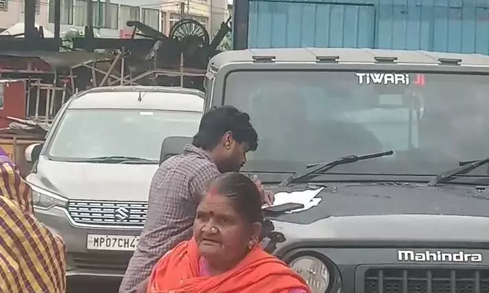 उज्जैन में पथ विक्रेताओं ने लगाया भेदभाव का आरोप, सामान लौटाने की मांग तेज उज्जैन में पथ विक्रेताओं ने लगाया भेदभाव का आरोप, सामान लौटाने की मांग तेज