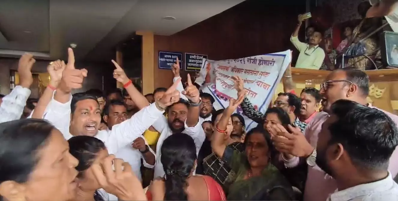 चंद्रपुर में फिर भिड़े मुनगंटीवार-जोरगेवार गुट विवाद पहुंचा धक्कामुक्की तक चंद्रपुर में फिर भिड़े मुनगंटीवार-जोरगेवार गुट विवाद पहुंचा धक्कामुक्की तक