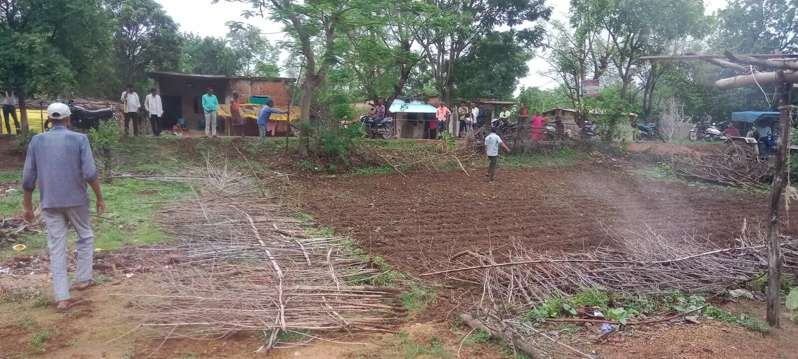 गोंदिया में सरकारी जमीन पर कब्जा कर बुआई भी कर दी गोंदिया में सरकारी जमीन पर कब्जा कर बुआई भी कर दी