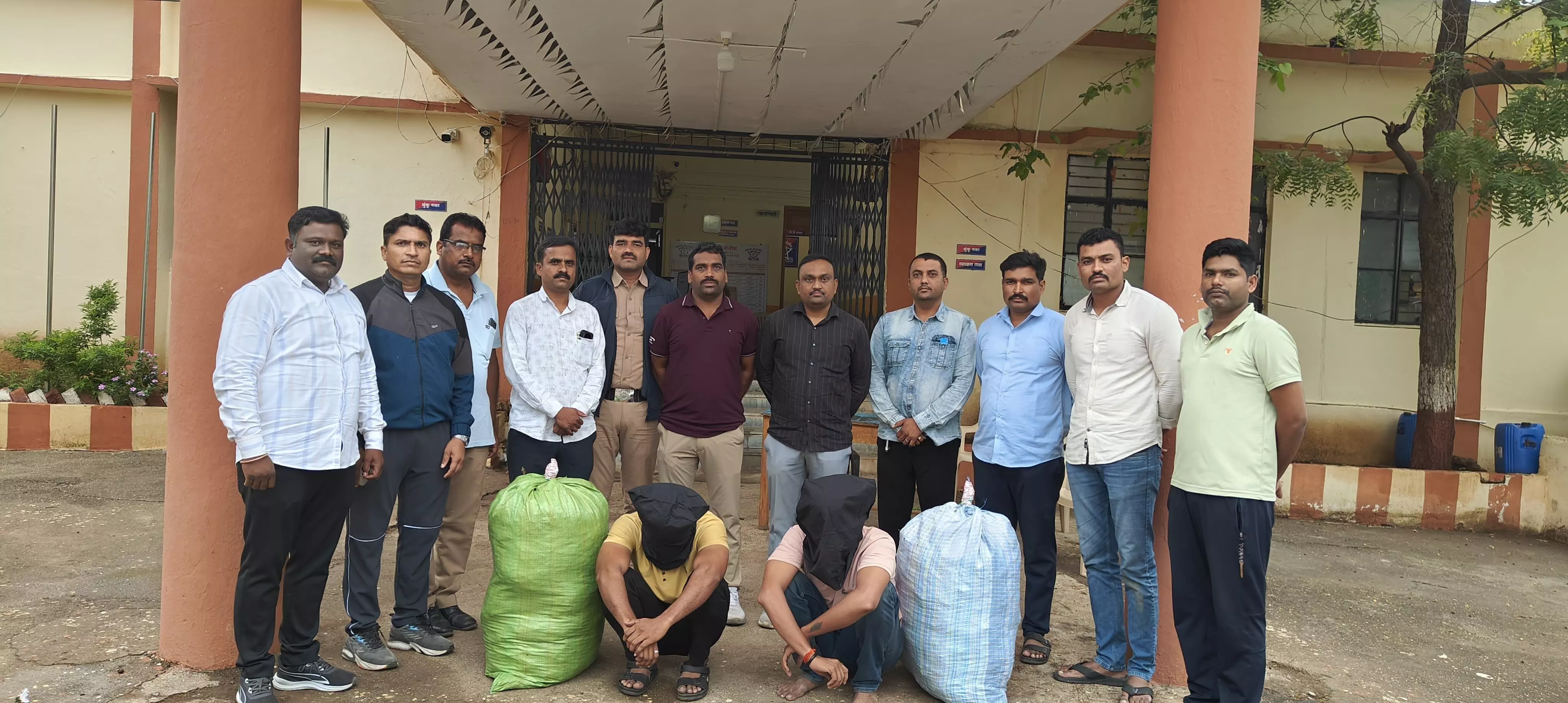 परली के धर्मापुरी में एलसीबी की कार्रवाई , कार से 49 किलो गांजा बरामद परली के धर्मापुरी में एलसीबी की कार्रवाई , कार से 49 किलो गांजा बरामद