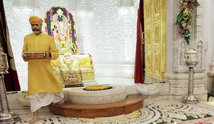 चढ़ावा चोरी के बाद रामचरितमानस को लेकर छिड़ा विवाद, दान देने वाले पूर्व गृह सचिव ने जताई नाराजगी, जानें पूरा मामला चढ़ावा चोरी के बाद रामचरितमानस को लेकर छिड़ा विवाद, दान देने वाले पूर्व गृह सचिव ने जताई नाराजगी, जानें पूरा मामला