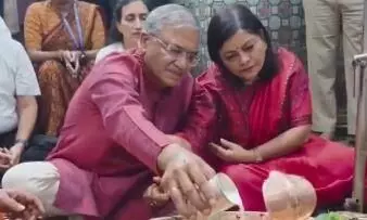 मुख्य चुनाव आयुक्त ने पत्नी के साथ खंडवा पहुंचकर ममलेश्वर महादेव मंदिर में पूजा-अर्चना की, मतदाताओं के अच्छे स्वास्थ्य की प्रार्थना की मुख्य चुनाव आयुक्त ने पत्नी के साथ खंडवा पहुंचकर ममलेश्वर महादेव मंदिर में पूजा-अर्चना की, मतदाताओं के अच्छे स्वास्थ्य की प्रार्थना की
