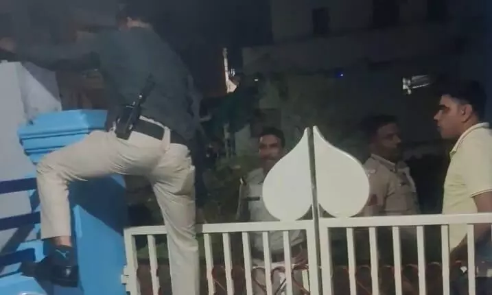 रात एक बजे गेट फांदकर घुसी पुलिस, घर में आरोपी मिला नहीं, मौजूद महिलाओं ने जताया विरोध रात एक बजे गेट फांदकर घुसी पुलिस, घर में आरोपी मिला नहीं, मौजूद महिलाओं ने जताया विरोध