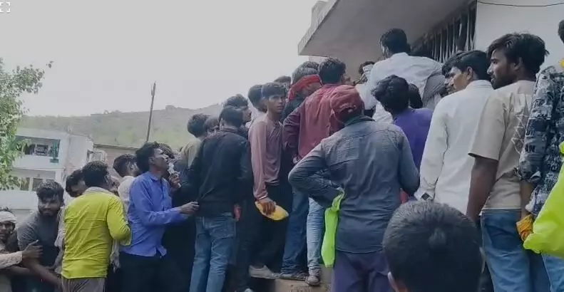 नहीं मिल रहा बीज, बर्बादी और कृषि विभाग की शर्मनाक लापरवाही से किसान आहत, सीएम और कलेक्टर से बगैर वक्त गंवाए दोषियों पर कठोरतम कार्यवाही की मांग नहीं मिल रहा बीज, बर्बादी और कृषि विभाग की शर्मनाक लापरवाही से किसान आहत, सीएम और कलेक्टर से बगैर वक्त गंवाए दोषियों पर कठोरतम कार्यवाही की मांग