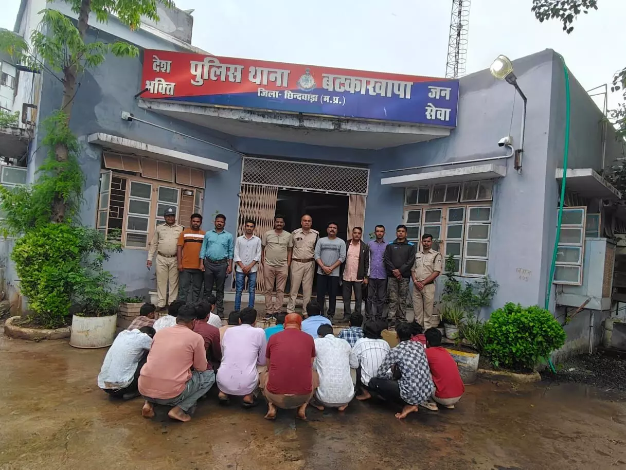 खुले मैदान में टार्च की रौशनी में लगा था ३३ हजार का दांव, १८ आरोपी गिरफ्तार खुले मैदान में टार्च की रौशनी में लगा था ३३ हजार का दांव, १८ आरोपी गिरफ्तार