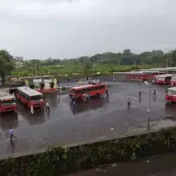 यात्री करें भी तो क्या - मोरभवन में भीषण गर्मी में शेड का अभाव, बरसात में गड्ढों से परेशानी यात्री करें भी तो क्या - मोरभवन में भीषण गर्मी में शेड का अभाव, बरसात में गड्ढों से परेशानी