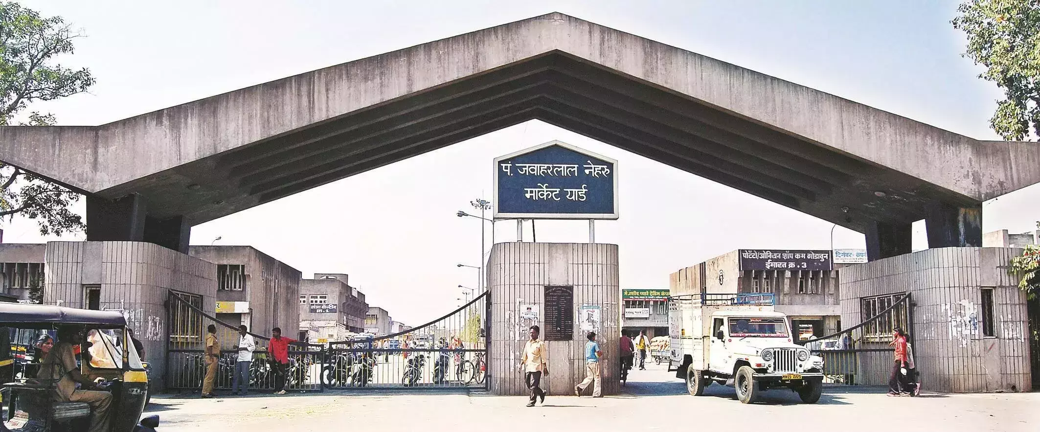 नाली के लिए खोदे गए गड्ढे बरसाती पानी से हुए लबालब, खामियाजा भुगत रहे किसान नाली के लिए खोदे गए गड्ढे बरसाती पानी से हुए लबालब, खामियाजा भुगत रहे किसान