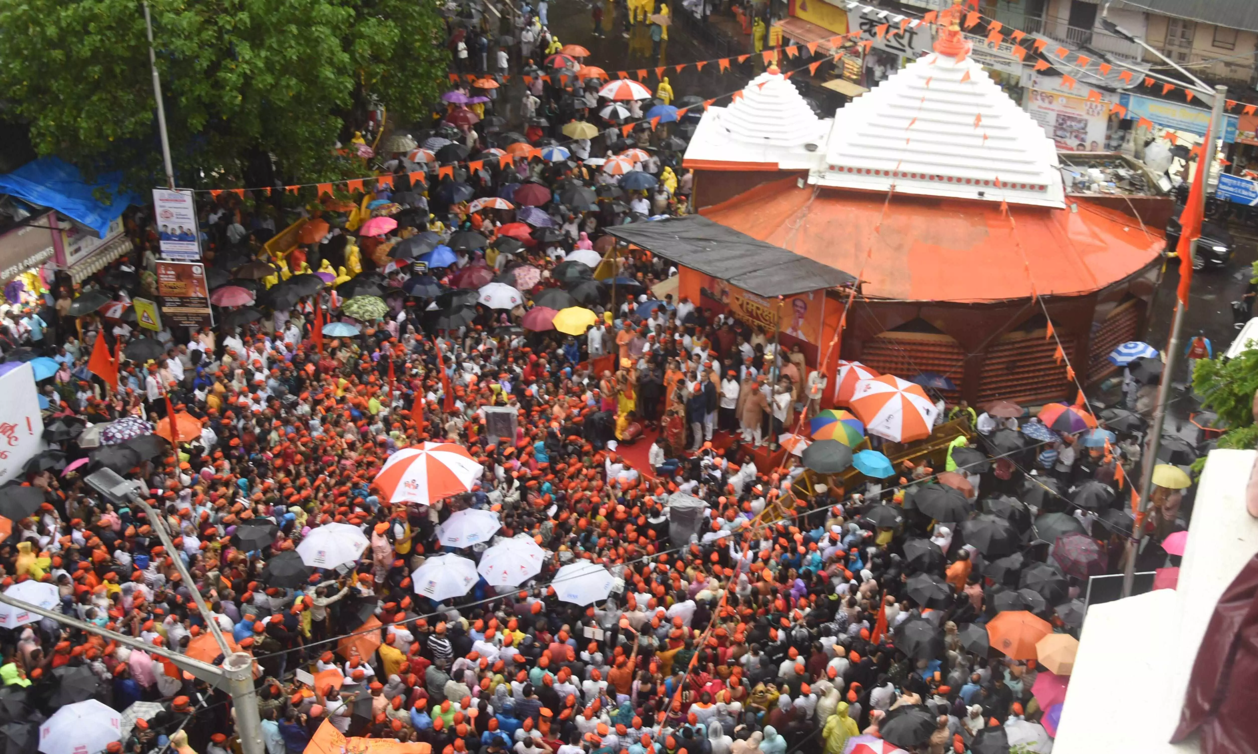 उद्धव ठाकरे ने कहा - राम मंदिर लूटने वालों को हिंदू माफ नहीं करेगा, भारी बारिश में खड़े रहे लोग उद्धव ठाकरे ने कहा - राम मंदिर लूटने वालों को हिंदू माफ नहीं करेगा, भारी बारिश में खड़े रहे लोग