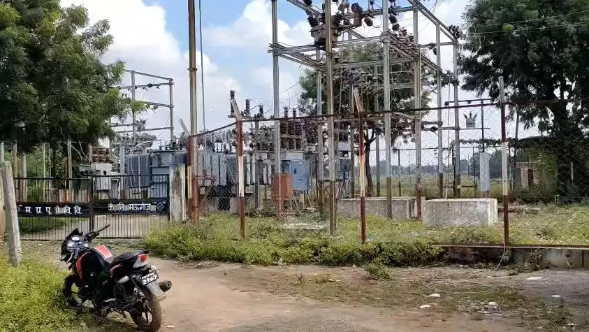 बिजली घोटाला की पोल खुली, विभाग के जेई ने पत्नी के नाम से बनाई कम्पनी, कर डाला लाखों का घोटाला बिजली घोटाला की पोल खुली, विभाग के जेई ने पत्नी के नाम से बनाई कम्पनी, कर डाला लाखों का घोटाला