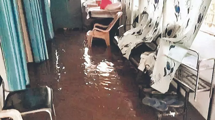 तड़पती गर्भवती को २० किमी दूर जिला अस्पताल भेजा, टूटी पुलिया के कारण प्राथमिक स्वास्थ्य केंद्र में भरा पानी, नई बिल्डिंग भी तैयार नहीं हो सकी तड़पती गर्भवती को २० किमी दूर जिला अस्पताल भेजा, टूटी पुलिया के कारण प्राथमिक स्वास्थ्य केंद्र में भरा पानी, नई बिल्डिंग भी तैयार नहीं हो सकी