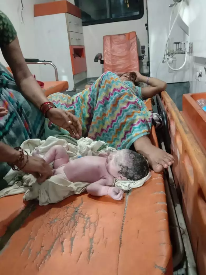 सिंगरौली में ईएमटी ने एम्बुलेंस में सुरक्षित प्रसव कराकर बचाई गर्भवती महिला की जान सिंगरौली में ईएमटी ने एम्बुलेंस में सुरक्षित प्रसव कराकर बचाई गर्भवती महिला की जान