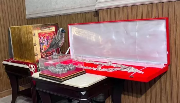सोने की रामचरित मानस से लेकर काकभुशुंडि तक, राम मंदिर ट्रस्ट ने आरोपों पर दी सफाई, दिखाई चोरी के दावे से जुड़ी बेश्किमती कीमती वस्तुएं, देखें वीडियो सोने की रामचरित मानस से लेकर काकभुशुंडि तक, राम मंदिर ट्रस्ट ने आरोपों पर दी सफाई, दिखाई चोरी के दावे से जुड़ी बेश्किमती कीमती वस्तुएं, देखें वीडियो